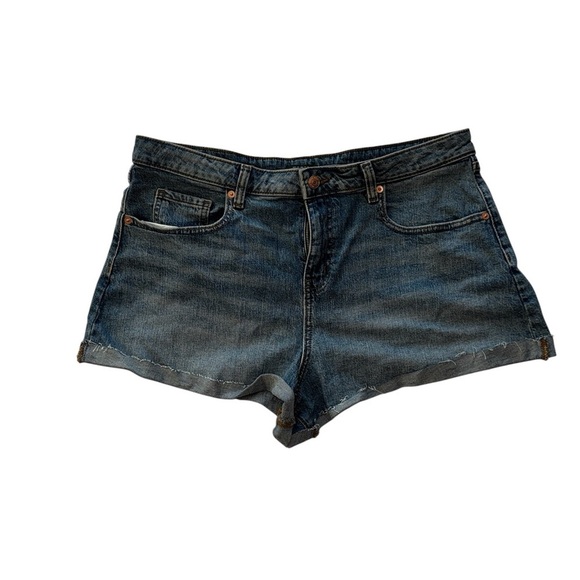 Denim High-Rise Rolled Cuff shorts​​ - Picture 1 of 2